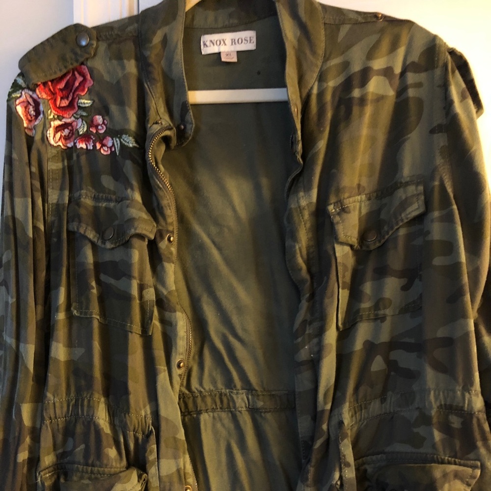 Camo jacket w floral detail